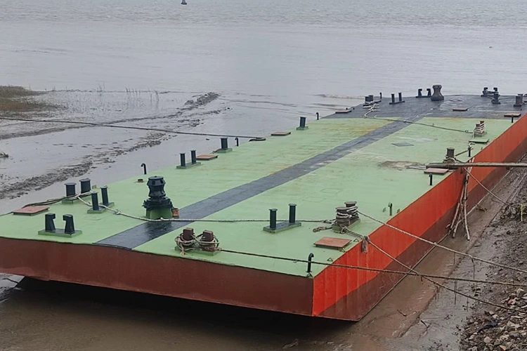 ¿Cómo mejora una barcaza pontón la construcción marítima y el transporte de carga?