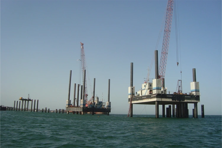 ¿Cómo puede una plataforma de instalación de un parque eólico con gato transformar la instalación de una turbina eólica marina?