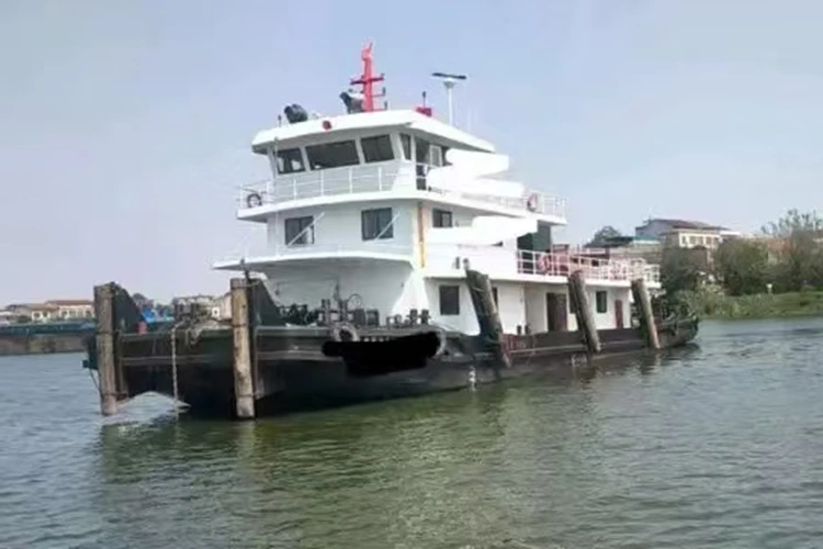 Remolcador de hélice de popa vertical